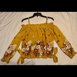 Casual blouse for any occasion, size medium from Papermoon.